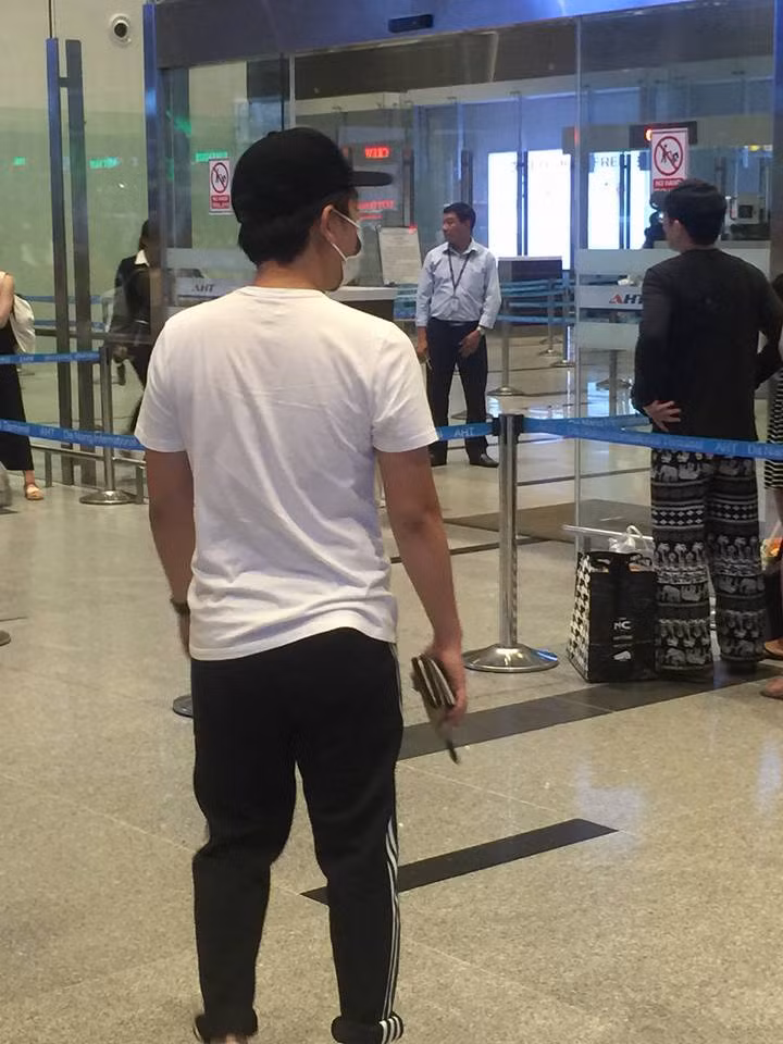 Theo đó, hình ảnh cặp vợ chồng trẻ xuất hiện khá kín kẽ tại sân bay Đà Nẵng khiến nhiều người thích thú. Trường Giang và Nhã Phương đều mang khẩu trang, đội mũ kín mít. Cả hai ăn vận vô cùng thoải mái.