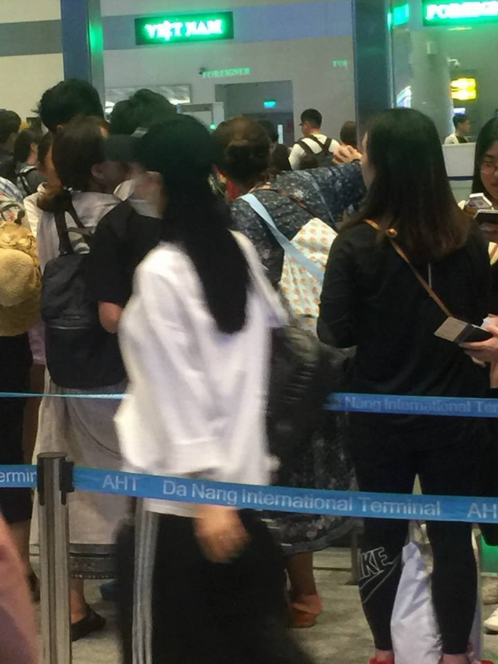 Người hâm mộ còn vô cùng nhanh mắt khi nói rằng, cặp đôi đã “chịu chơi” hơn khi không diện đôi đép tổ ong huyền thoại nữa. Có vẻ, thông tin cặp đôi Trường Giang - Nhã Phương đi hưởng tuần trăng mật tại Hàn Quốc được tiết lộ trước khi cưới là chính xác.