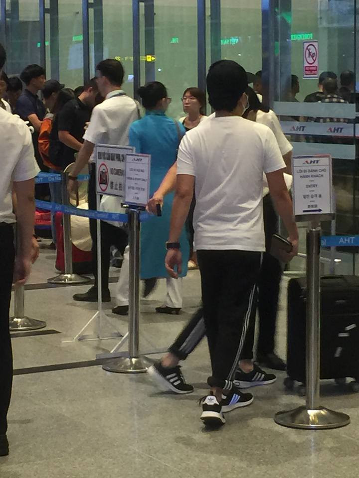 Mới đây, một người hâm mộ đã bắt gặp cặp đôi có mặt ở sân bay Đà Nẵng để chuẩn bị đáp chuyến bay đi nước ngoài.