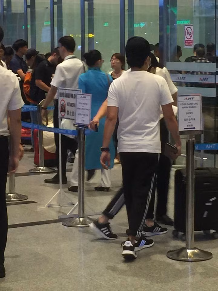 Mới đây, một người hâm mộ đã bắt gặp cặp đôi có mặt ở sân bay Đà Nẵng để chuẩn bị đáp chuyến bay đi nước ngoài.