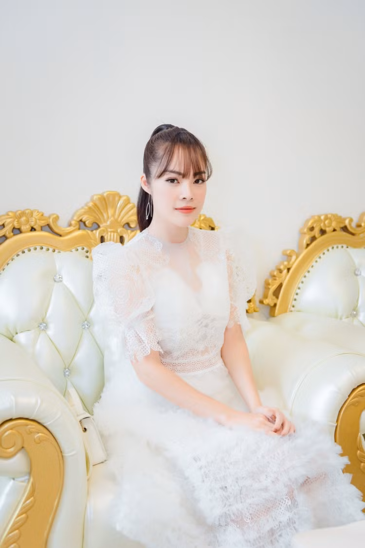 Diện một thiết kế tông trắng, nữ diễn viên khoe nhan sắc rạng rỡ, xinh tươi như một nàng công chúa.