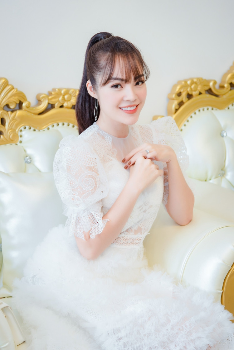 Dương Cẩm Lynh cho biết sau hai tháng Dương Cẩm Lynh ly hôn cô đã lấy lại được tâm trạng bình thản và muốn tập trung vào công việc để kiếm tiền nuôi con.