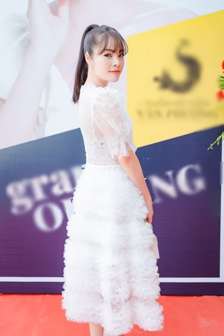 Dường như, nỗi buồn tình cảm chẳng thể tác động đến dung nhan của cô.