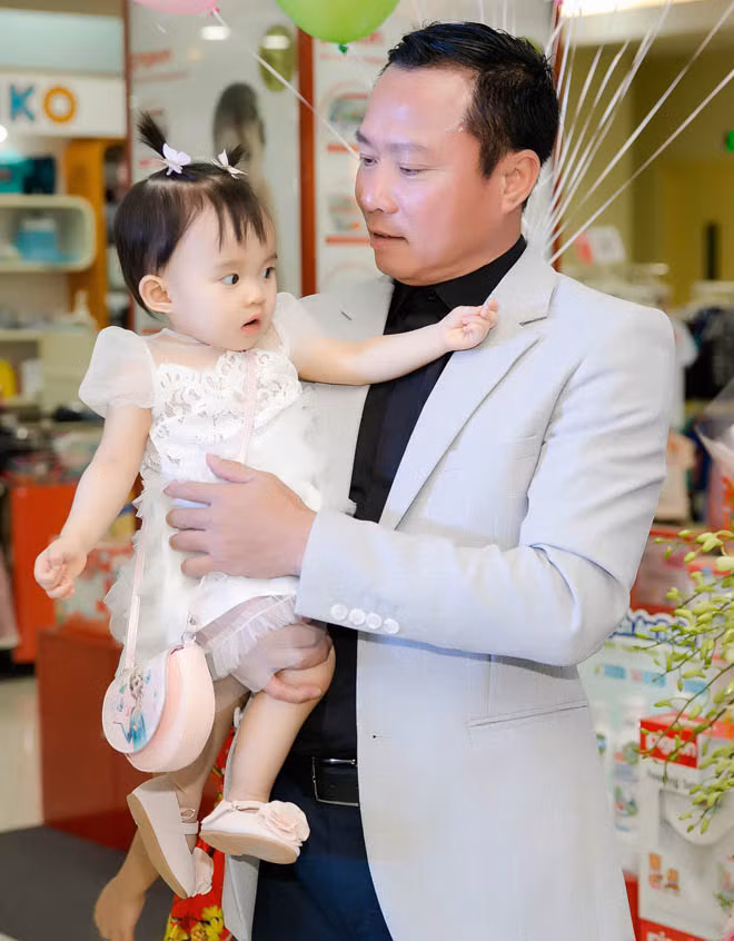 Ông xã Vy Oanh lặng lẽ đứng bên dưới phụ vợ trông nom con gái. Hiện, công chúa nhà nữ ca sĩ đã gần 1 tuổi và được bố mẹ rất cưng chiều.