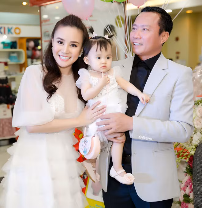 Vài năm gần đây, giọng ca "Đồng xanh" cũng đã tạm gác lại nghiệp ca hát để lui về hậu trường làm tròn bổn phận làm vợ, làm mẹ. "Tôi sẵn sàng từ bỏ niềm đam mê của mình để mang lại những gì tốt đẹp nhất cho con ở thời điểm này", nữ ca sĩ chia sẻ.