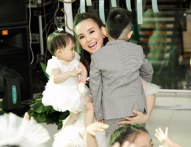 Vì là lần hiếm hoi xuất hiện trước chốn đông người, cả hai bé có phần nhút nhát và quấn quýt mẹ không rời.