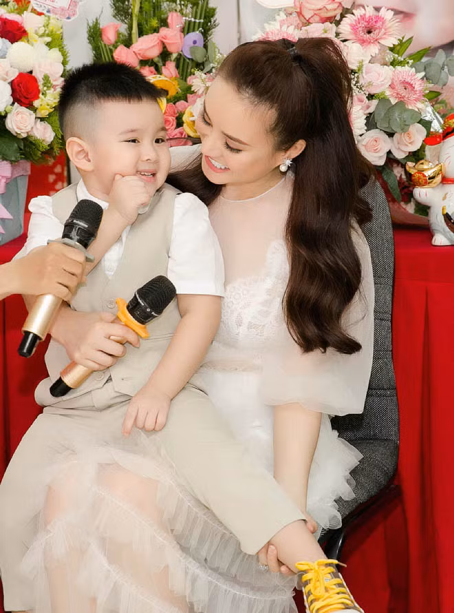 Ca sĩ Vy Oanh chia sẻ, quý tử nhà cô chỉ mới 3 tuổi nhưng đã rất hiểu chuyện và thương em gái. Những lúc rảnh rỗi, cô thường xuyên trò chuyện cùng con trai để trở thành người bạn thân thiết của con.