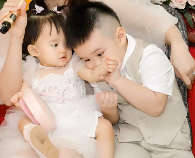 Quý tử nhà Vy Oanh tranh thủ bày tỏ sự quan tâm dành cho em gái trong lúc mẹ bận rộn trả lời phỏng vấn.