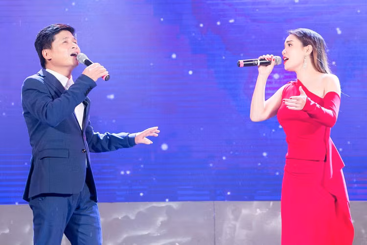 Nguyễn Ngọc Anh chia sẻ, cô cũng như các nghệ sĩ rất tiếc khi sự kiện khai trương phố đi bộ gặp phải tiết trời mưa lớn như đêm qua, nhưng với sự quan tâm của công chúng, cô tin chắc rằng phố đi bộ Trịnh Công Sơn sẽ là điểm đến hấp dẫn của người dân Thủ đô những ngày tới đây.