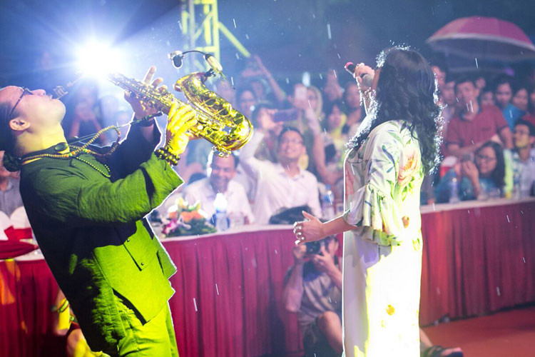 Rất đông khán giả đã đến tham dự sự kiện dù thời tiết tối qua không thuận lợi.