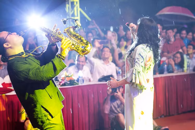 Rất đông khán giả đã đến tham dự sự kiện dù thời tiết tối qua không thuận lợi.