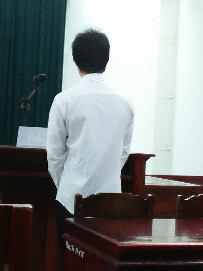 Bị cáo nhận mức án năm năm tù vì đánh người mù mắt.