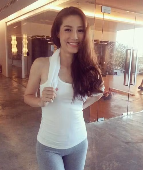 Diễn viên Diễm My 9x vẫn còn một ít trang điểm mắt.