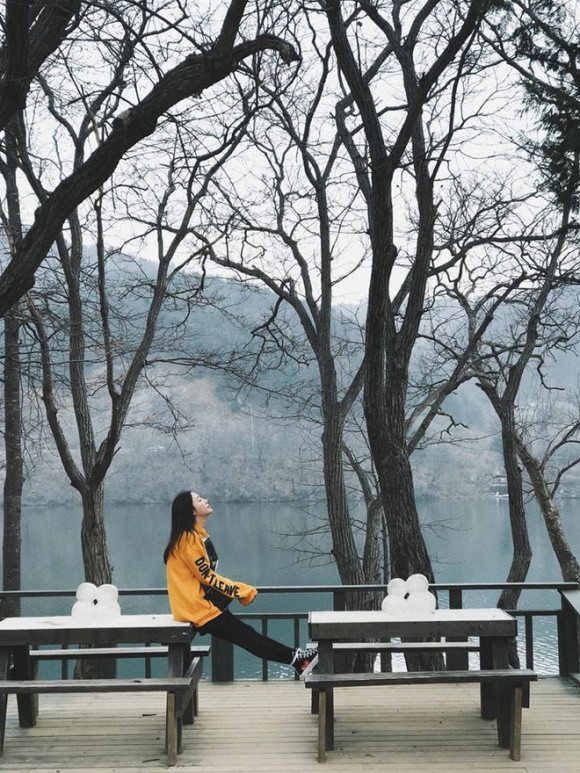 Trên trang cá nhân dù không đăng ảnh chụp chung nhưng có thể dễ dàng nhận ra cả hai check-in ở cùng một địa điểm.