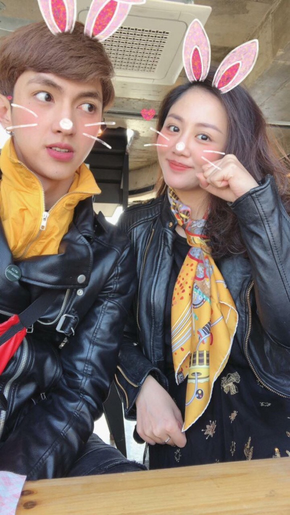 Mới đây, ca sĩ Văn Mai Hương và diễn viên Bình An có chuyến công tác tại xứ sở kim chi. Bên cạnh công việc, cả hai cũng kết hợp tham quan những địa danh nổi tiếng. Đáng chú ý là trong chuyến đi này, Văn Mai Hương và Bình An mặc đồ "ton-sur-ton", có cử chỉ vô cùng tình tứ làm dấy lên nghi vấn hẹn hò.