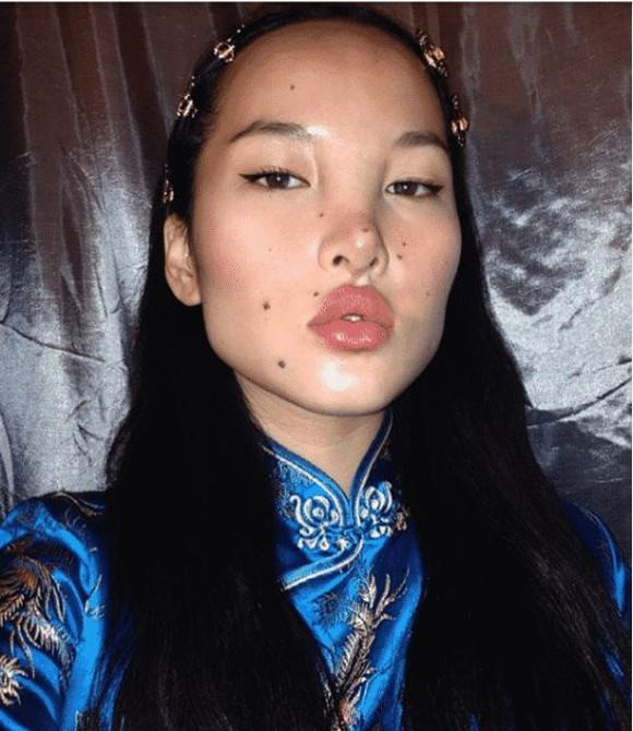 Tsunaina được một công ty người mẫu tìm thấy trên đường phố. Điều này là rất bình thường bởi khá nhiều người mẫu được tìm thấy theo cách này. Cô có chiều cao 5,5 feet (khoảng 167 cm) - không quá cao để trở thành một siêu mẫu. Tuy vậy, gương mặt đặc biệt của Tsunaina đã đánh bật mọi hoài nghi.