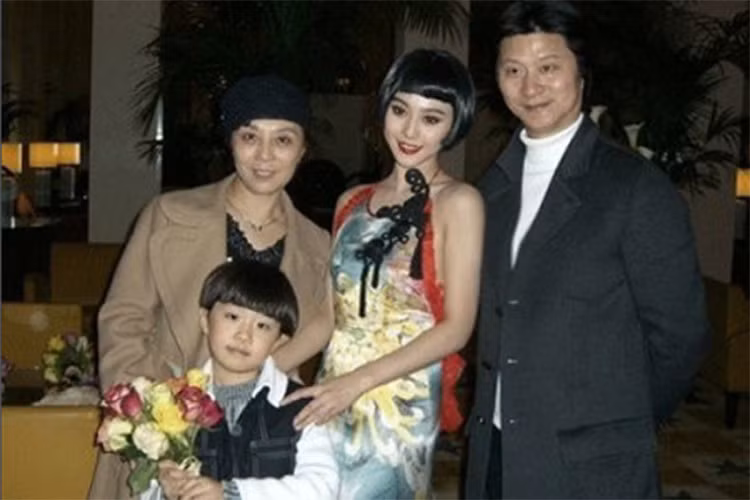 Khi ở ngoài tuổi 40, bà Trương Truyền Mỹ hạ sinh cậu con trai Phạm Thừa Thừa. Ảnh: Sina