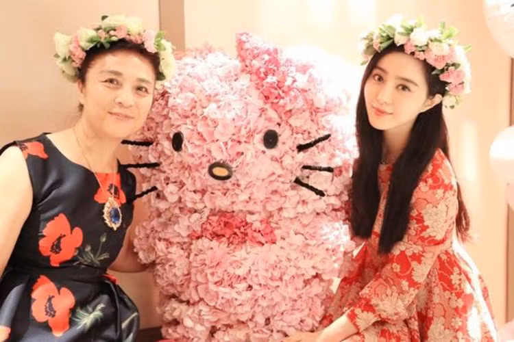 Bà Trương Truyền Mỹ luôn song hành cùng cô con gái nổi tiếng trong mọi hoạt động. Được biết, khi Phạm Băng Băng hẹn hò Lý Thần, bà rất ủng hộ chuyện tình cảm của con gái. Ảnh: epochtimes