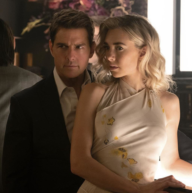 Vanessa Kirby đang là mỹ nhân được nhắc tới nhiều nhất bên cạnh tên tuổi Tom Cruise sau khi "Nhiệm vụ bất khả thi: Sụp đổ" ra mắt toàn cầu. Trong phim, Kirby vào vai góa phụ trắng có thân thế bí ẩn, có giao dịch với nhân vật Ethan Hunt do Tom Cruise thủ vai. Cả hai có một vài phân cảnh đóng cặp cùng nhau. Ngay lập tức hai người bị đồn có tình cảm với nhau trên phim trường.