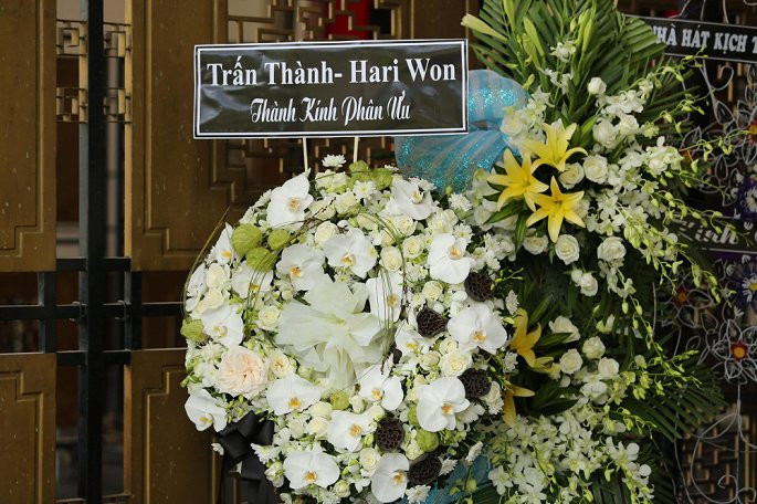 NSƯT Thanh Hoàng sinh năm 1963, ông là cha đẻ của vở "Dạ cổ hoài lang" được dàn dựng rất thành công ở sân khấu 5B Võ Văn Tần vào năm 1994. Sau hàng chục năm, đây vẫn là vở diễn để lại trong lòng khán giả dấu ấn sâu đậm. Không chỉ đảm nhận vai trò diễn viên, NSƯT Thanh Hoàng còn là một đạo diễn - biên kịch và từng là giám đốc của sân khấu 5B Võ Văn Tần.