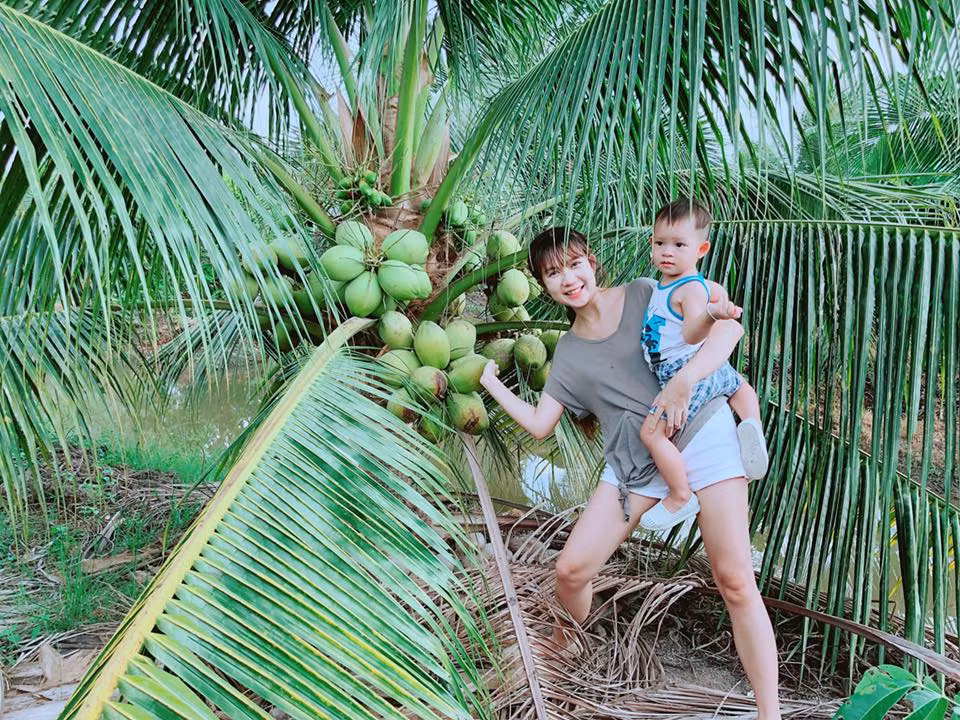 Vợ chồng ca sĩ Lý Hải- Minh Hà vừa có chuyến về thăm quê nội ở Mỹ Tho, Tiền Giang. Cả nhà có trải nghiệm đi hái trái cây. Kiều Minh Tuấn, Huy Khánh đều vào comment thích thú và hỏi địa chỉ.