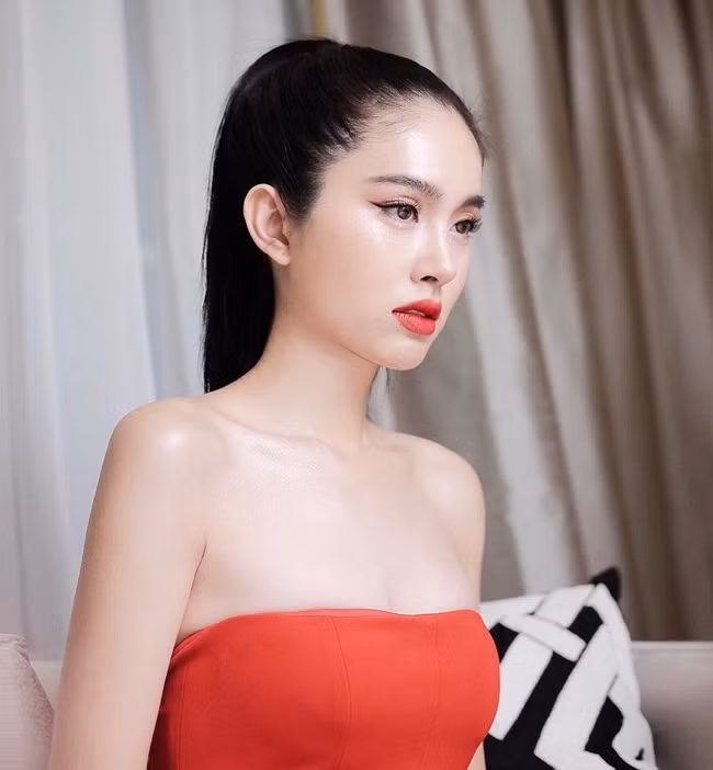 Năm 2004,, Poy đồng thời đăng quang ở cả hai cuộc thi Miss Tiffany Universal (dành cho thí sinh Thái Lan) và Miss International Queen (Hoa hậu chuyển giới quốc tế) - cuộc thi mà đại diện Việt Nam, Hương Giang dành chiến thắng vào đầu năm 2018. Nhờ nhan sắc rạng rỡ, Nong Poy gia nhập làng giải trí Thái Lan.
