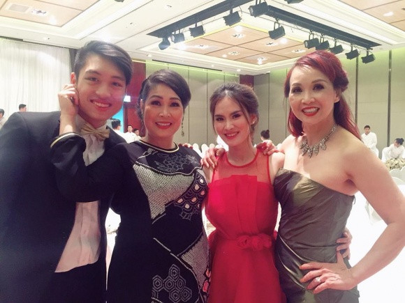 Được biết, bạn gái của con trai Hồng Vân là Trần Thanh Thảo. Cô là ca sĩ trẻ từng tham gia cuộc thi Giọng hát Việt nhưng không tiến sâu.