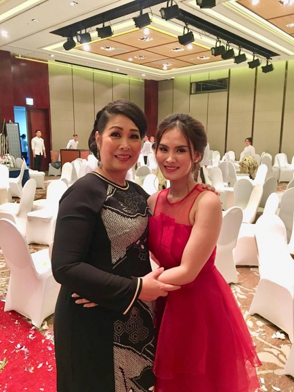 Tại đám cưới, Thanh Thảo rất thân thiết và chụp ảnh chung với mẹ và chị gái của bạn trai.