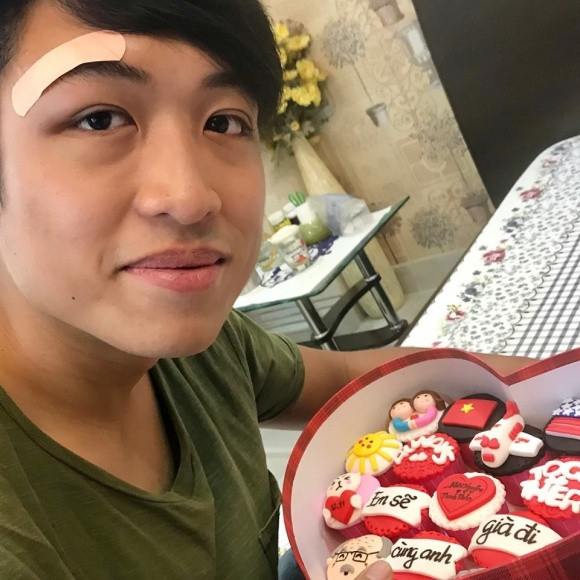 Khôi Nguyên (biệt danh: Trê Phi) là con trai riêng của nghệ sĩ Hồng Vân với người chồng đầu. Anh chàng sở hữu chiều cao "khủng" và vẻ ngoài khá điển trai. Được biết, Khôi Nguyên hiện chủ yếu sống và học tập ở Mỹ.