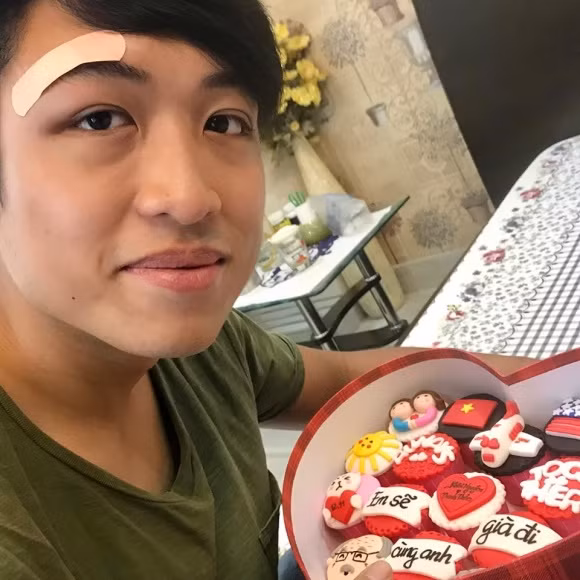 Khôi Nguyên (biệt danh: Trê Phi) là con trai riêng của nghệ sĩ Hồng Vân với người chồng đầu. Anh chàng sở hữu chiều cao "khủng" và vẻ ngoài khá điển trai. Được biết, Khôi Nguyên hiện chủ yếu sống và học tập ở Mỹ.