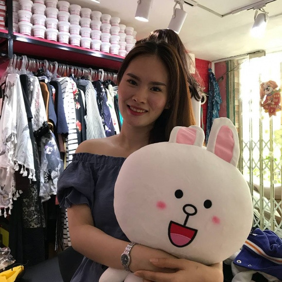 Khôi Nguyên dành rất nhiều tình cảm và sự quan tâm cho bạn gái.