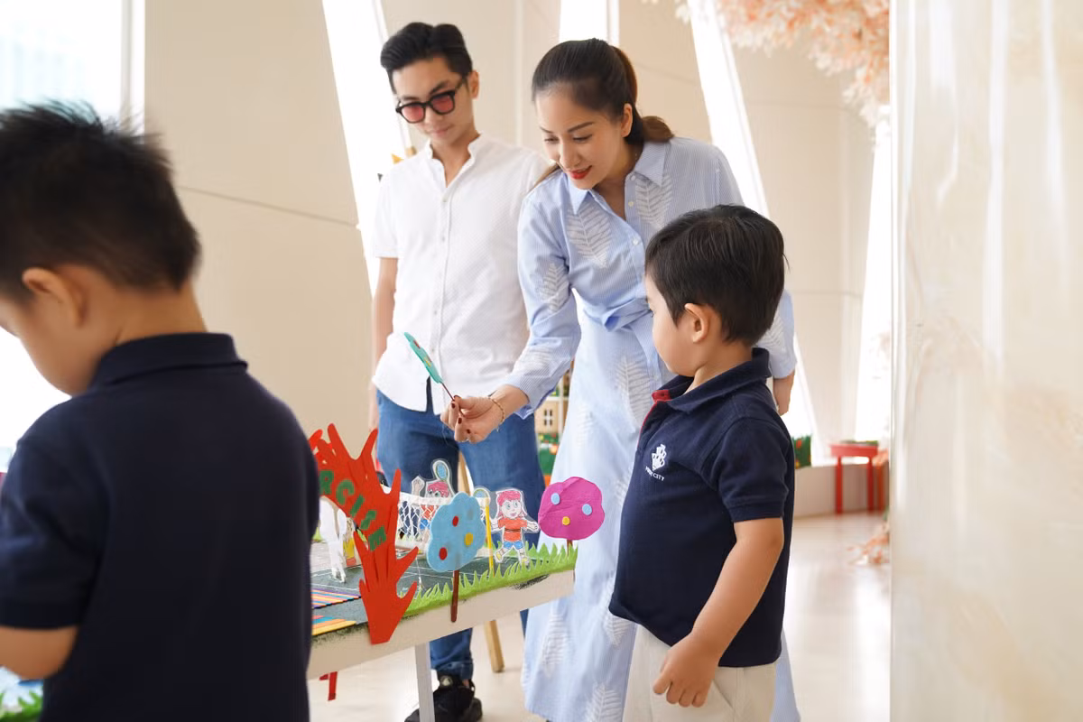 Kubi vui vẻ cùng bố mẹ đến dự lễ.