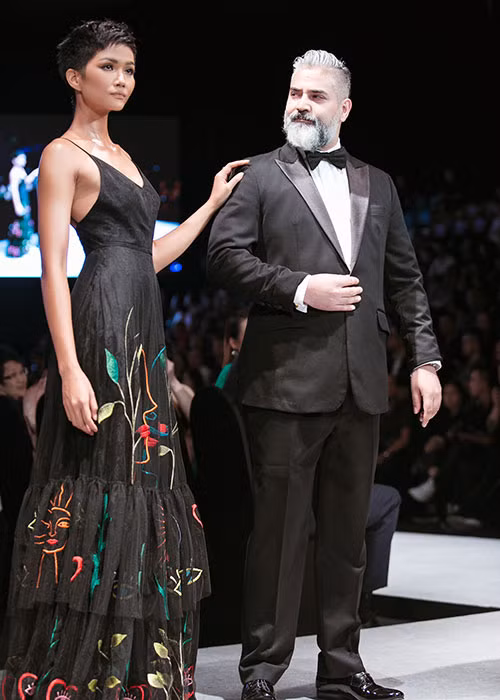 H’hen Niê còn bất ngờ được trao tặng danh hiệu "Best Dress Woman in Vietnam International Fashion Week" với phần thưởng xuất hiện trên bìa tạp chí danh tiếng Harper’s Bazaar Vietnam.