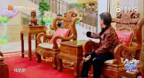 Bên trong biệt thự được trang trí hết sức sang trọng, nhã nhặn. Ngoài ra nhà còn có cả vườn hoa rộng và nơi đặt các mô hình thu nhỏ. Bước vào căn nhà, ai nấy đều cảm thấy như lạc vào một cung điện nguy nga.