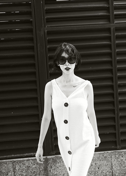 Lui về phía sau sàn diễn với vai trò đạo điễn, nhà sản xuất nhưng người mẫu Xuân Lan vẫn không quên làm mới mình thông qua những bộ ảnh được chụp ngẫu hứng do chính cô làm stylist.