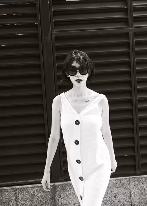 Lui về phía sau sàn diễn với vai trò đạo điễn, nhà sản xuất nhưng người mẫu Xuân Lan vẫn không quên làm mới mình thông qua những bộ ảnh được chụp ngẫu hứng do chính cô làm stylist.