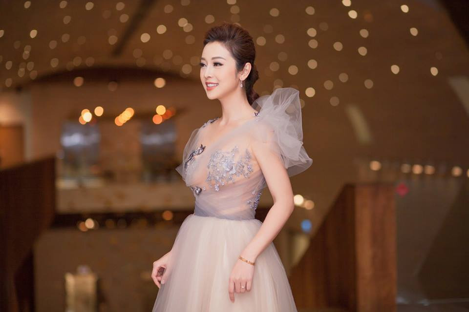 Những bộ váy thiết kế xuyên thấu ôm sát cơ thể khéo léo khoe vẻ ngoài gợi cảm được Hoa hậu châu Á tại Mỹ 2006 ưa chuộng.