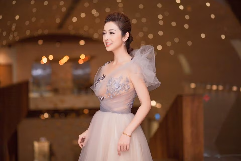 Những bộ váy thiết kế xuyên thấu ôm sát cơ thể khéo léo khoe vẻ ngoài gợi cảm được Hoa hậu châu Á tại Mỹ 2006 ưa chuộng.