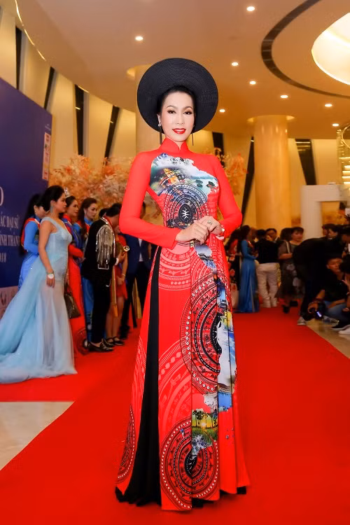 Trịnh Kim Chi đoạt ngôi vị Á hậu 2 cuộc thi Hoa hậu Việt Nam 1994. Chị nổi tiếng với vai trò diễn viên và nghệ sĩ kịch.