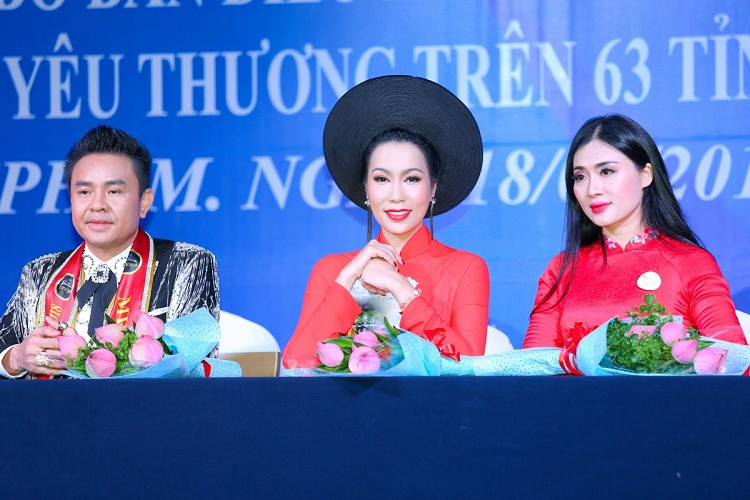 Chị tham gia phim truyền hình, phim điện ảnh, sân khấu, kinh doanh, làm giám khảo… Ở lĩnh vực nào, Trịnh Kim Chi cũng có được ấn tượng riêng. Chị được phong tặng danh hiệu NSƯT năm 2015.