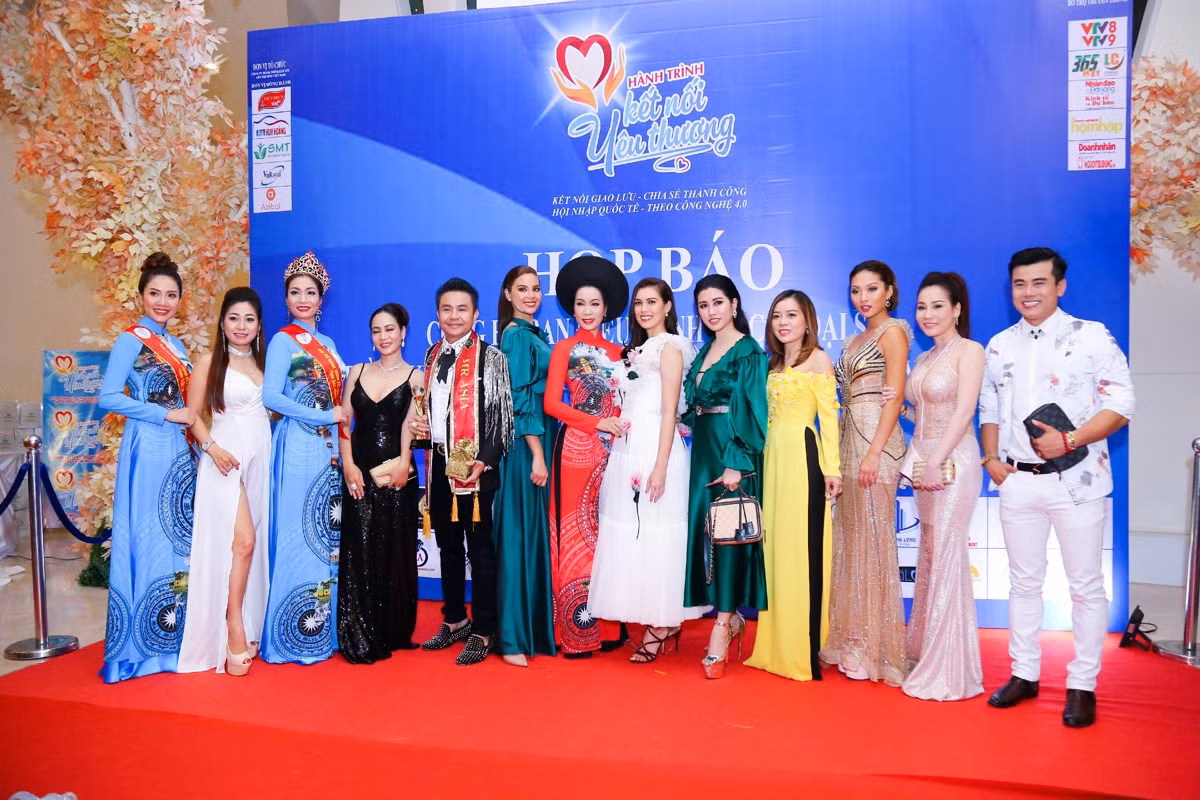 Hình ảnh Trịnh Kim Chi tại sự kiện cùng dàn khách mời.