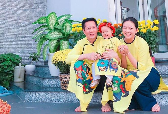 Vợ chồng Đức An - Phan Như Thảo và bé Bồ Câu. Ảnh: FB