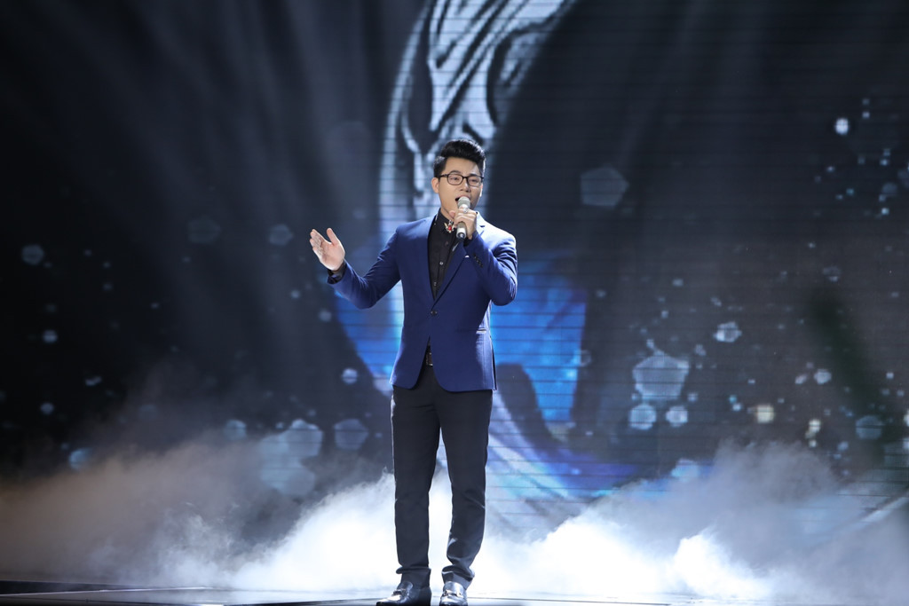 Thí sinh tiếp theo bước vào vòng thi là tiến sĩ triết học Duy Cường. Anh thể hiện hai bài hát Xót xa và Áo em chưa mặc một lần.