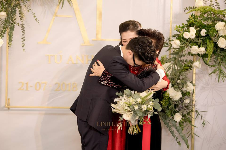 Khoảnh khắc xúc động của vợ chồng Tú Anh trong ngày cưới.