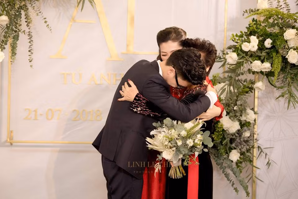Khoảnh khắc xúc động của vợ chồng Tú Anh trong ngày cưới.