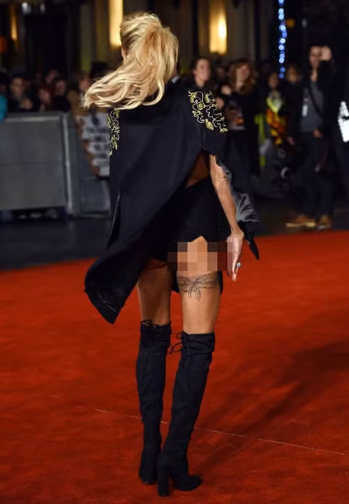 Người mẫu ảnh Katie Price chẳng phải đợi lâu vì chỉ cần một cơn gió thoảng qua, nguyên “bàn tọa” cùng nội y của cô đã được phô bày.