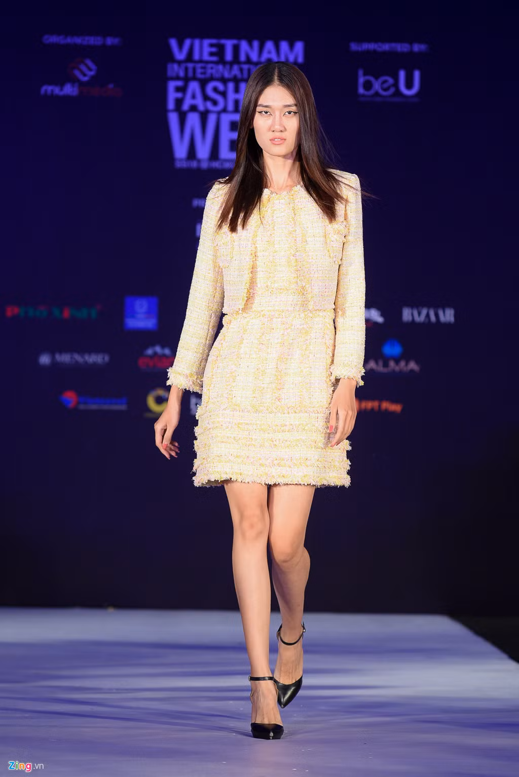 Với chủ đề "East Meets West", các nhà mốt đều mang đến những thiết kế kết hợp giữa văn hoá phương Đông và phương Tây trên sàn diễn.