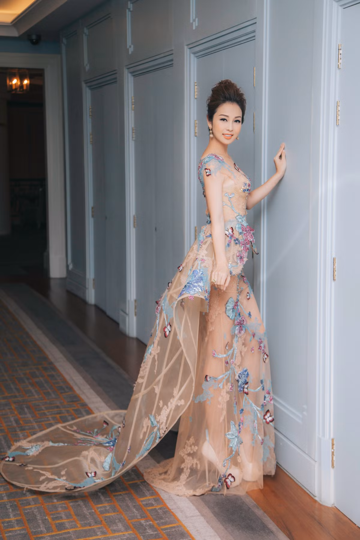 Ngắm nhìn Hoa hậu châu Á tại Mỹ 2006 nhiều người hâm mộ dành những lời khen ngợi có cánh cho bà mẹ 3 con: "Đẹp quá em ơi! Mong sao em mãi trẻ đẹp như vậy"; "Đẹp không cần chỉnh, chỉ có thể là cô ấy"; "Tuổi U40 rồi mà nhìn vẫn xinh tươi như gái 18 thế này chị Jennifer"...