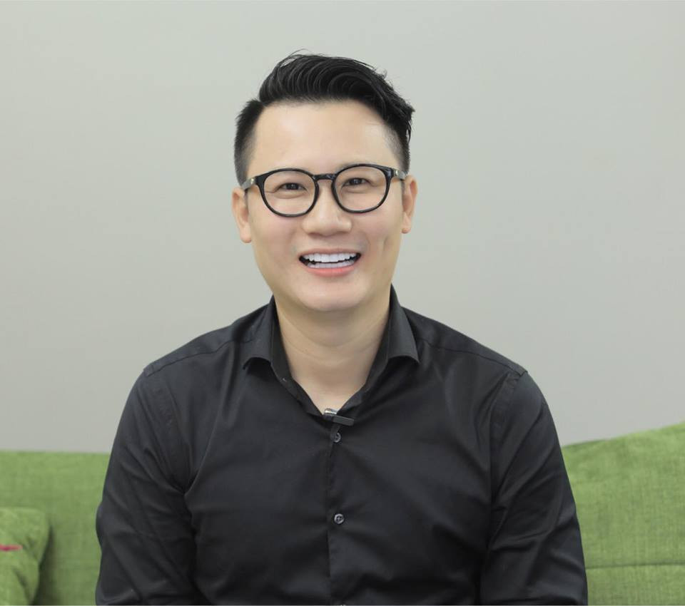 Hoàng Bách bức xúc vì sự góp mặt của các hot girl trong phần bình luận chuyên môn.