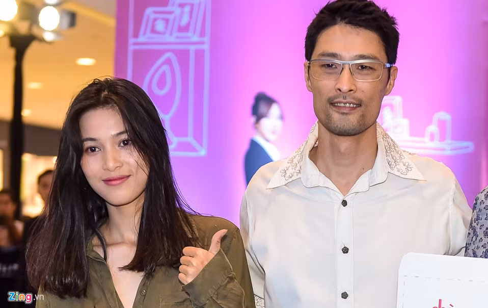  Johnny Trí Nguyễn và bạn gái Nhung Kate giản dị cùng đi xem phim. Năm nay, Johnny không tham gia các dự án phim do anh trai Charlie Nguyễn đạo diễn hay sản xuất. Sau thời gian im ắng, nam diễn viên Việt kiều Johnny Trí Nguyễn làm khán giả bất ngờ vì ngoại hình gầy gò, hốc hác.